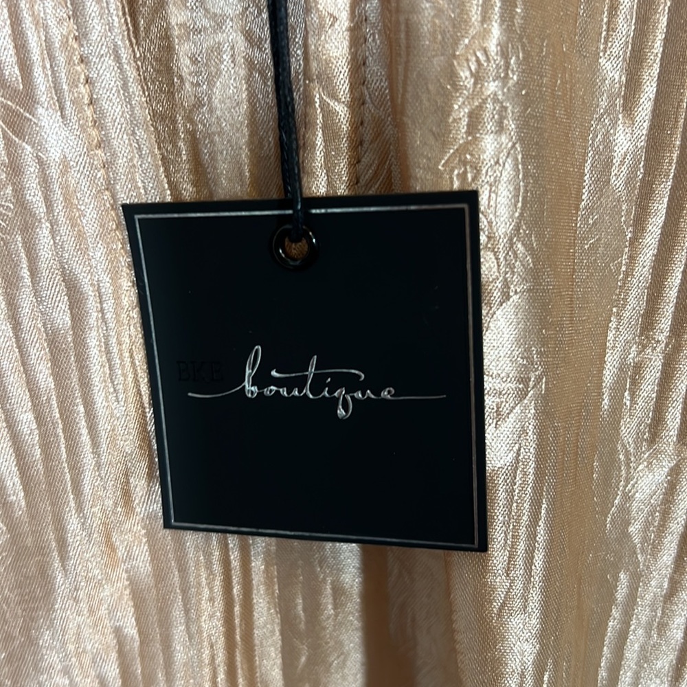 BKE Boutique Satin cold shoulder top size Medium - Picture 4 of 16
